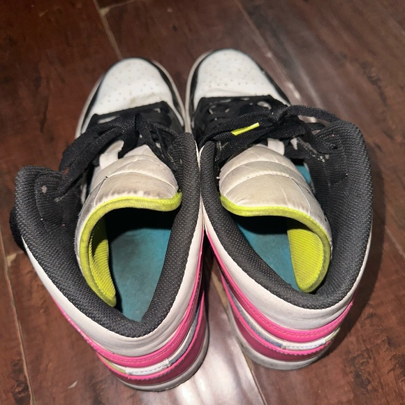 Jordan Air 1 Mid SE - Picture 3 of 5